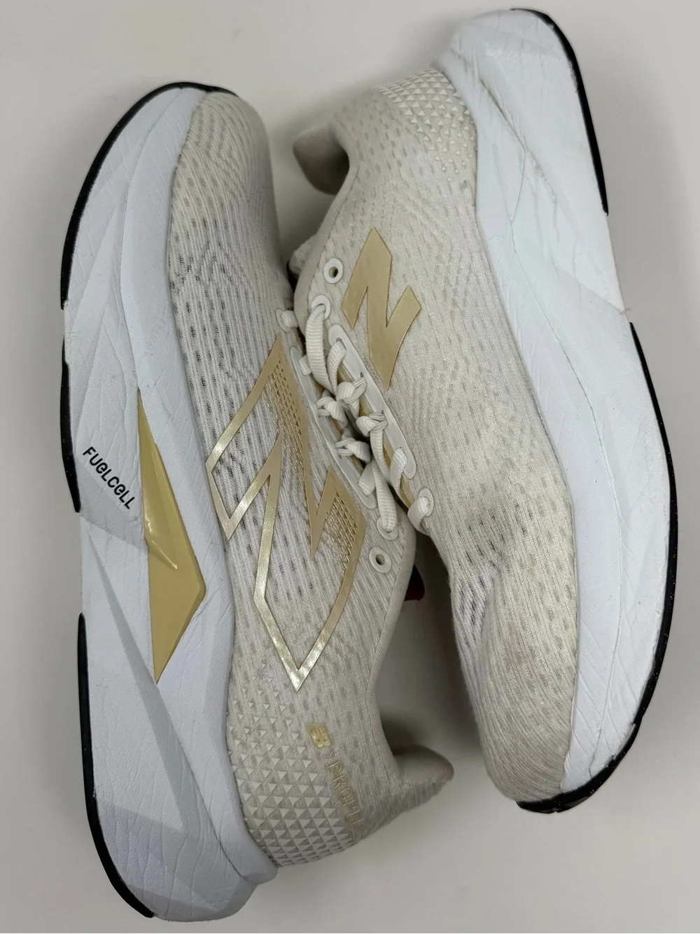 Women’s New Balance Cream & Gold Running Sneakers Boston college sz. 7.5